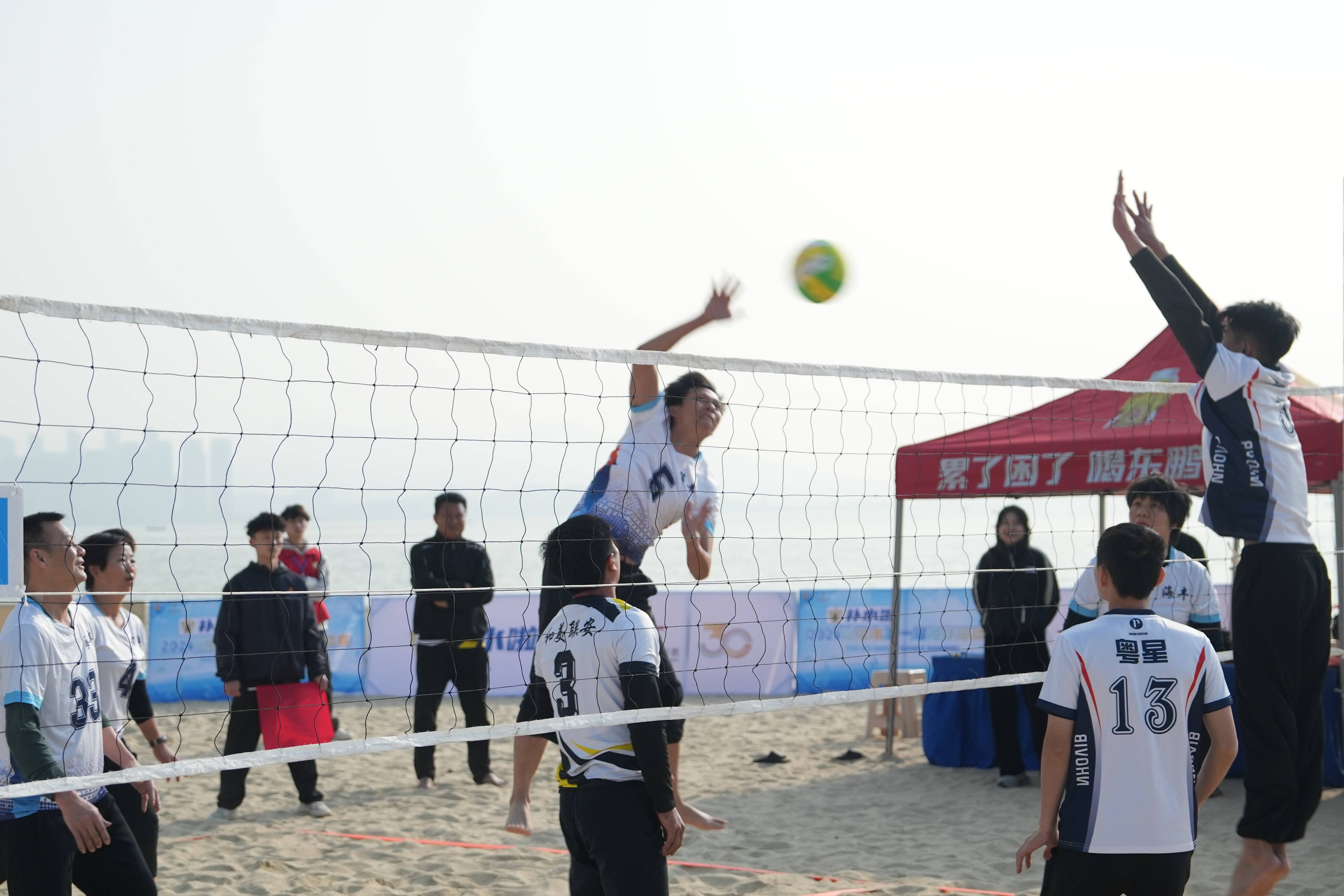 特色沙滩排球国际邀请赛，海风中的激情碰撞