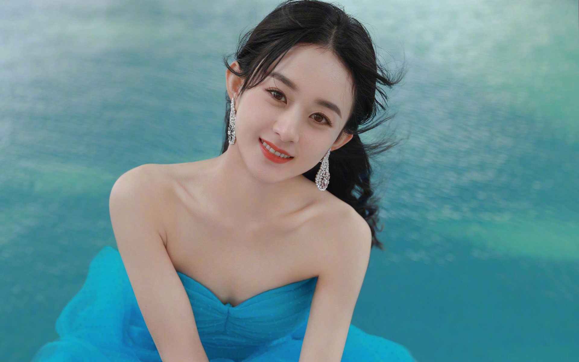 澳大利亚接力队冲线瞬间点燃赛场，澳大利亚女子游泳接力队员