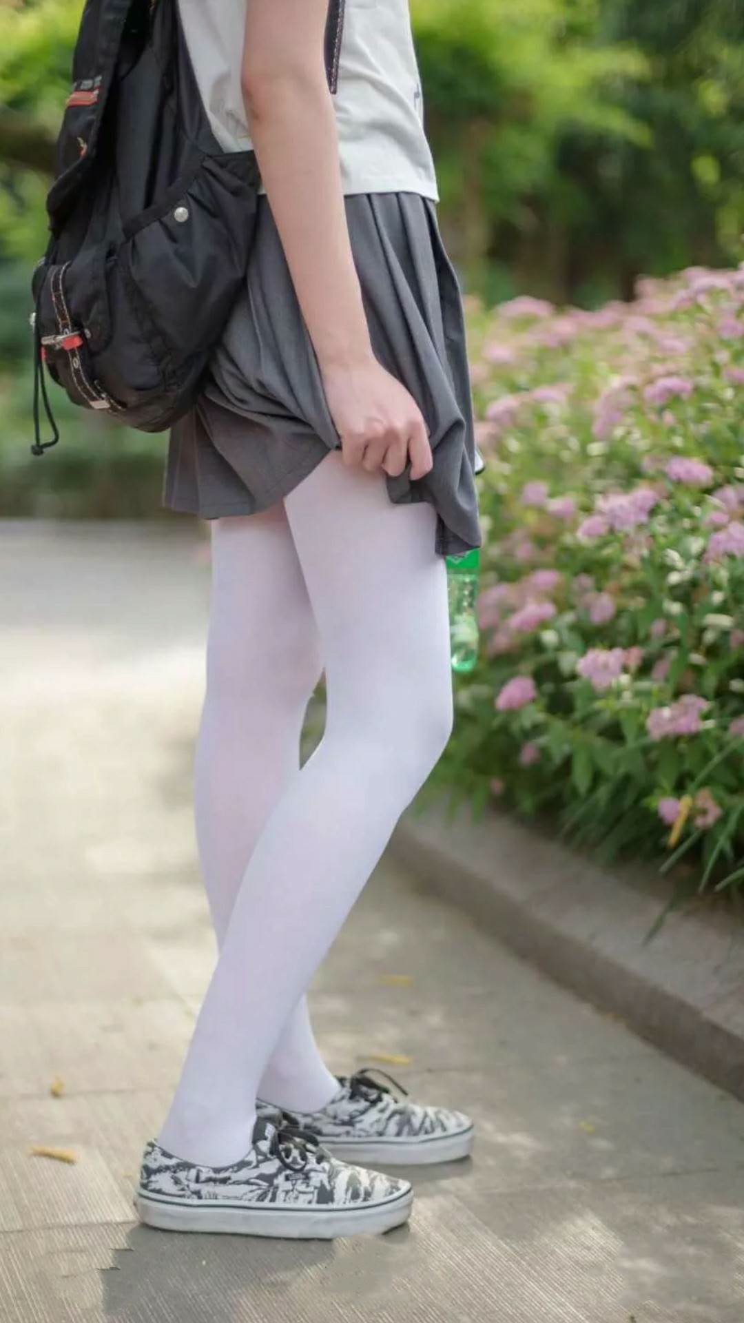 詹姆斯替补席上积极鼓励年轻球员，詹姆斯的替补球员